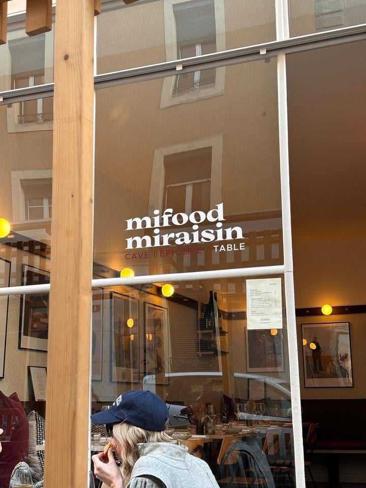 Mi food Mi raisin — typography set in Nuances by Ethan Nakache